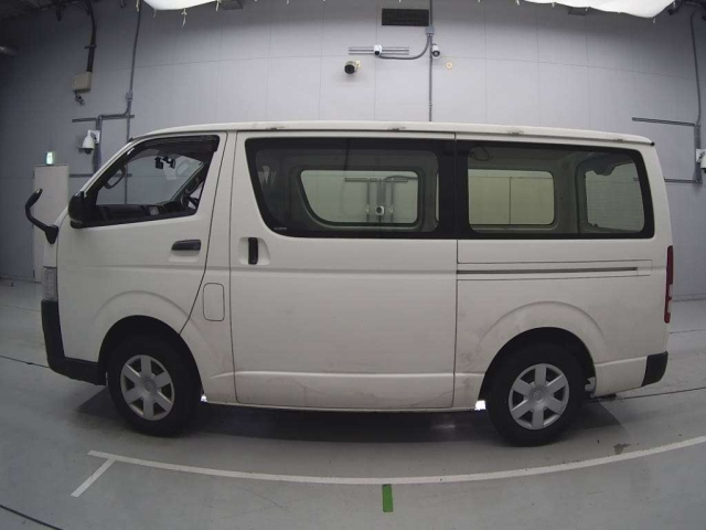 TOYOTA HIACE VAN 2016