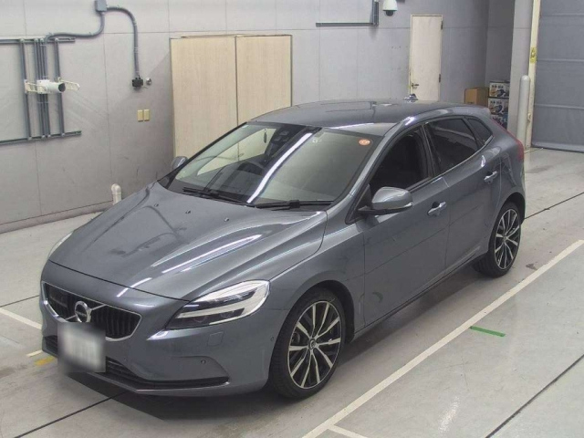 VOLVO V40 2018