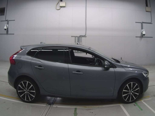 VOLVO V40 2018