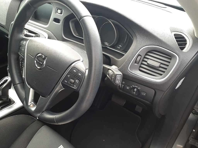 VOLVO V40 2018