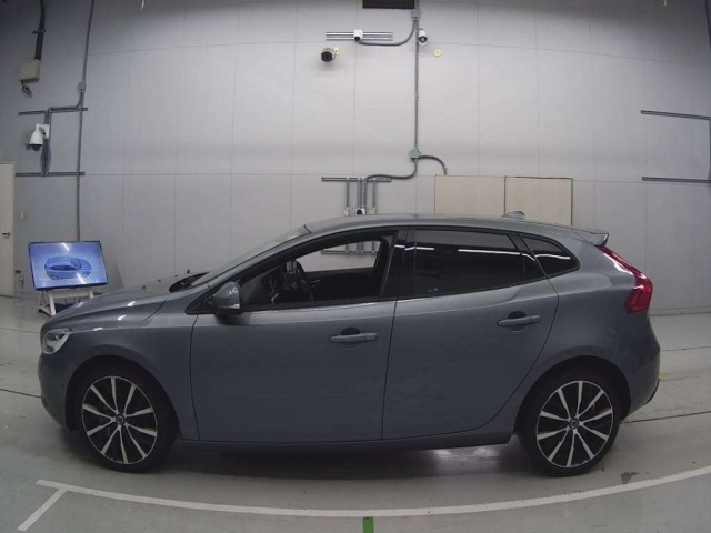 VOLVO V40 2018