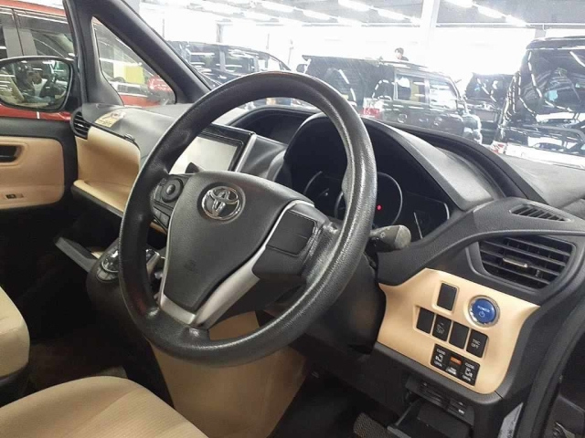 TOYOTA NOAH 2014