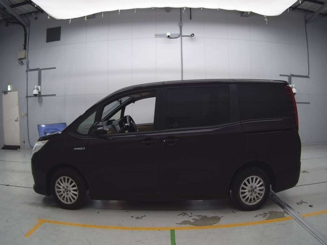 TOYOTA NOAH 2014