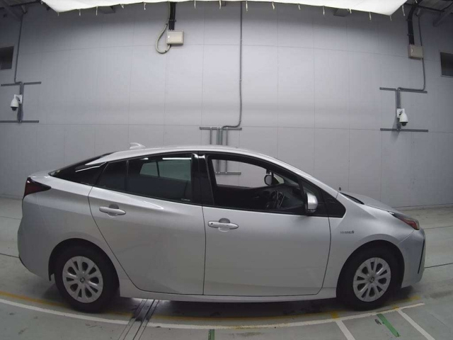 TOYOTA PRIUS 2019