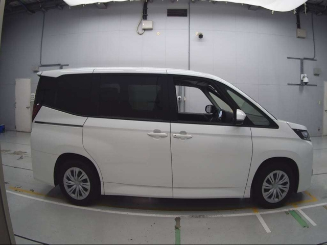 TOYOTA NOAH 2023