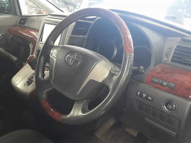 TOYOTA VELLFIRE 2010
