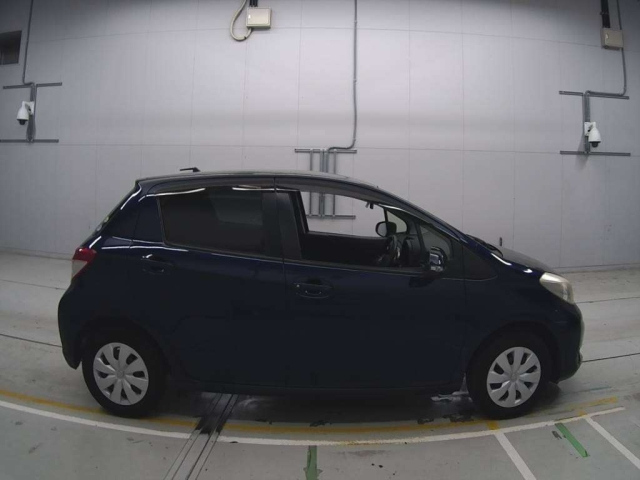 TOYOTA VITZ 2013