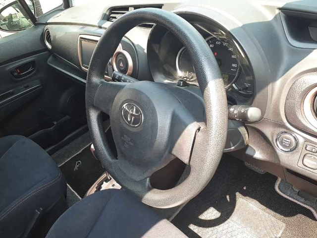 TOYOTA VITZ 2013