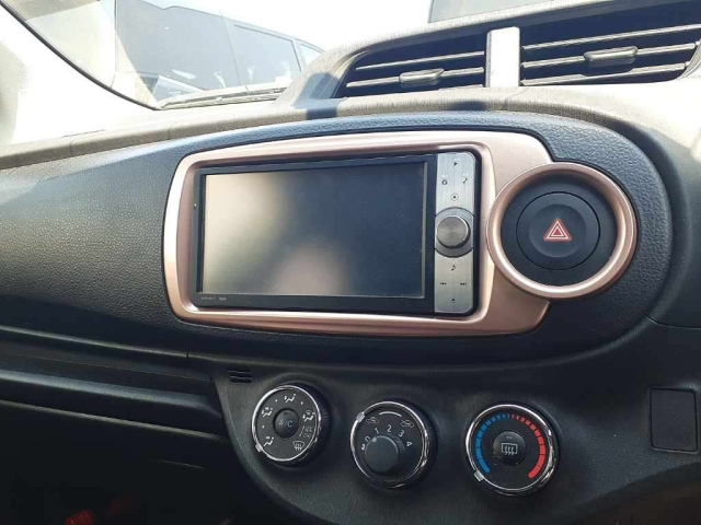 TOYOTA VITZ 2013