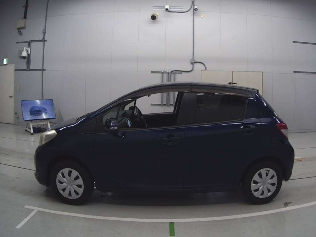 TOYOTA VITZ 2013