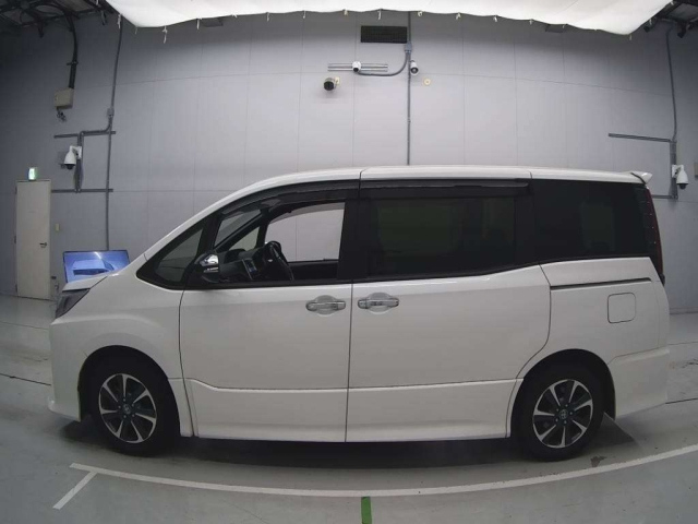 TOYOTA NOAH 2021
