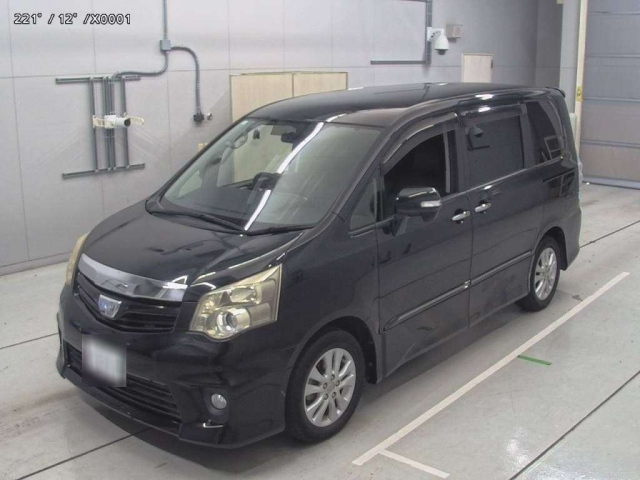 TOYOTA NOAH 2013