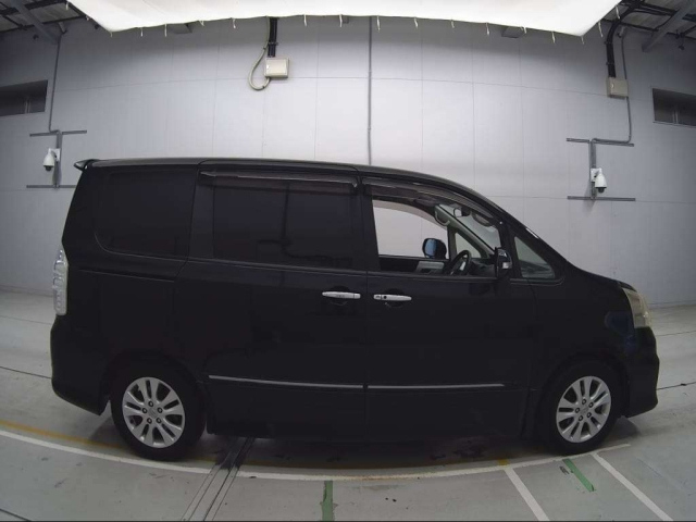 TOYOTA NOAH 2013