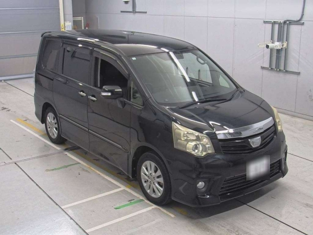 TOYOTA NOAH 2013