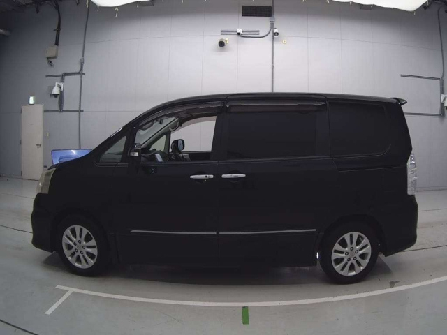 TOYOTA NOAH 2013
