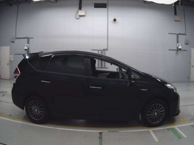 TOYOTA PRIUS ALPHA 2016