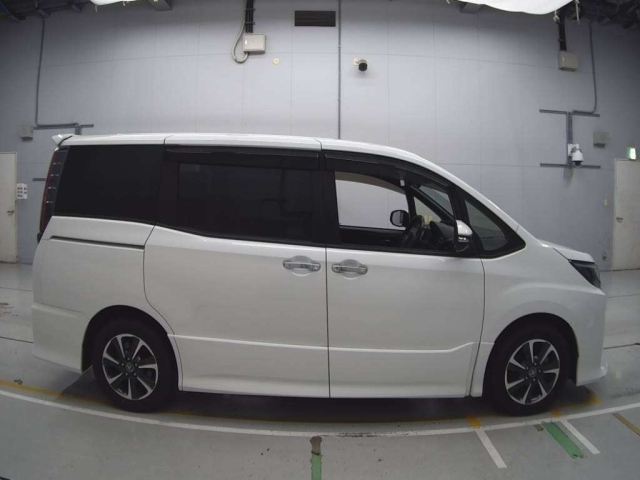 TOYOTA NOAH 2018