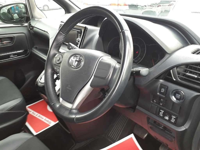 TOYOTA NOAH 2018