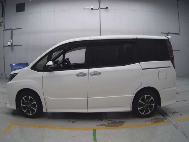 TOYOTA NOAH 2018