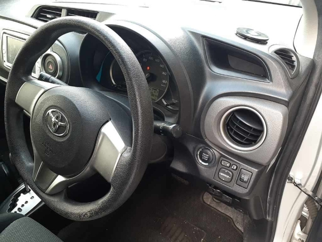 TOYOTA VITZ 2013