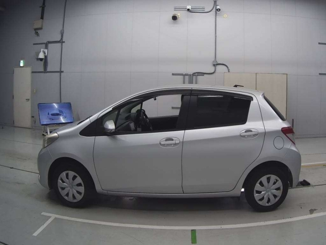 TOYOTA VITZ 2013