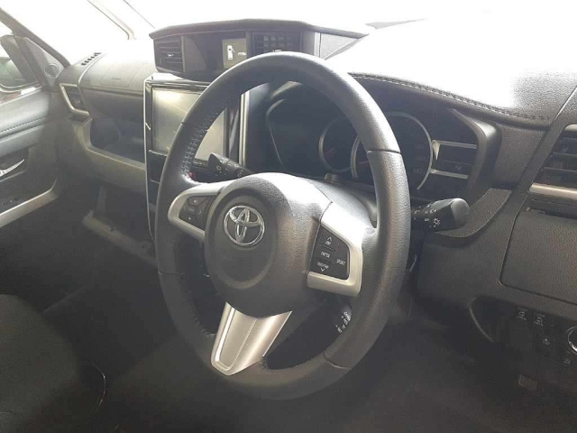 TOYOTA ROOMY 2017