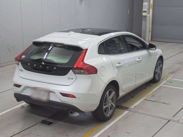 VOLVO V40 2016
