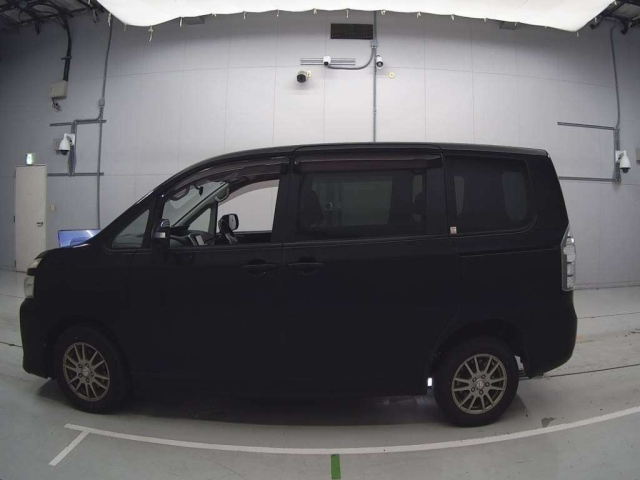 TOYOTA VOXY 2010