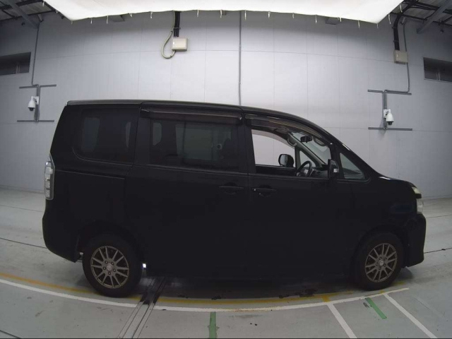 TOYOTA VOXY 2010