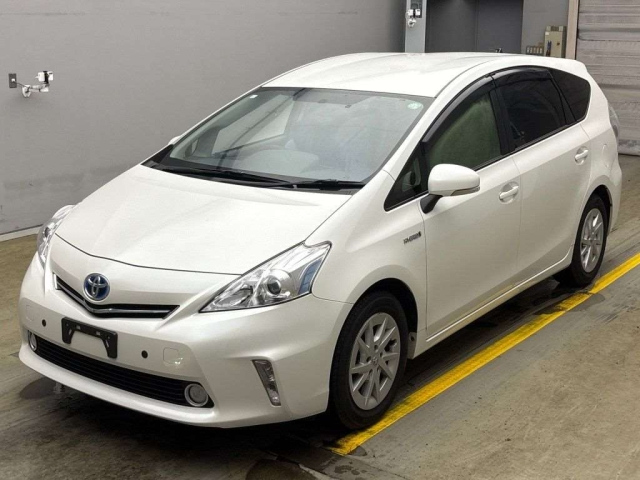 TOYOTA PRIUS ALPHA 2013