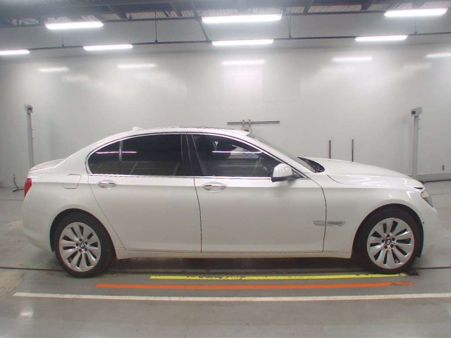 BMW 7 SERIES 2011