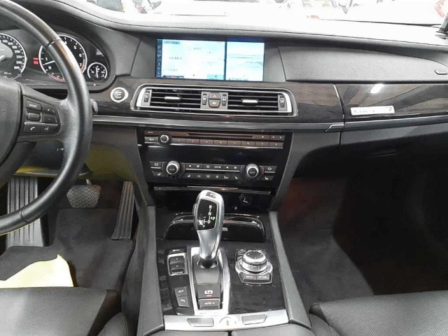 BMW 7 SERIES 2011
