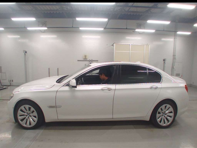 BMW 7 SERIES 2011