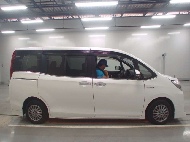 TOYOTA ESQUIRE 2015