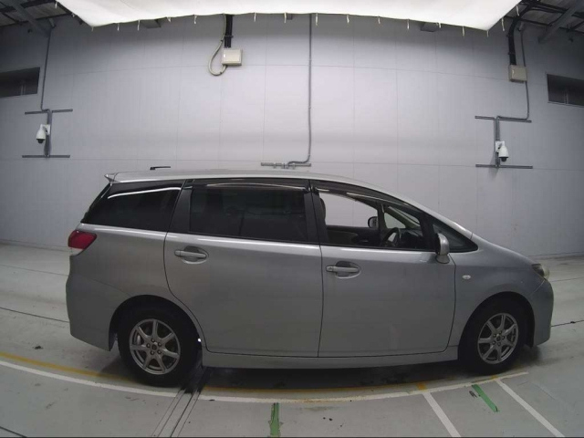 TOYOTA WISH 2010