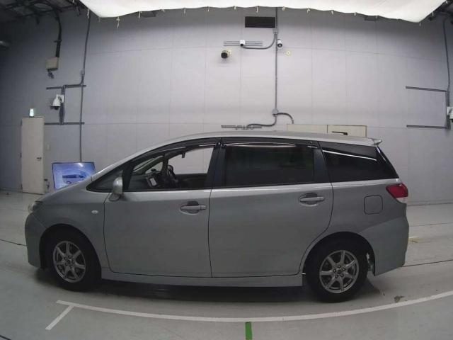 TOYOTA WISH 2010