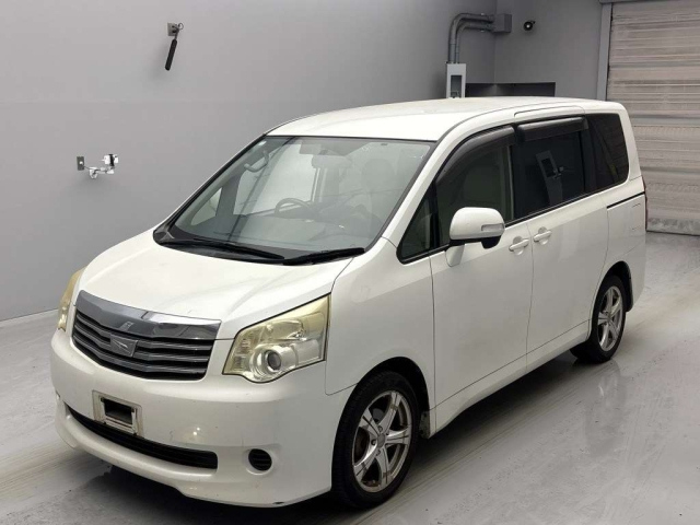 TOYOTA NOAH 2010