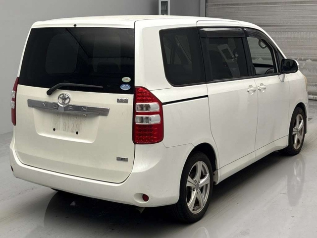 TOYOTA NOAH 2010