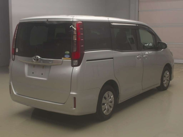 TOYOTA NOAH 2014