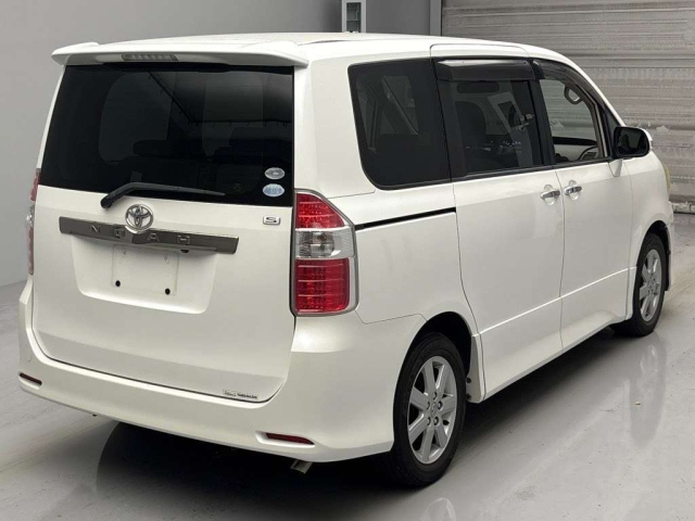 TOYOTA NOAH 2008
