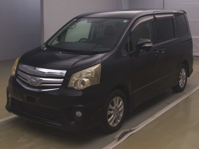 TOYOTA NOAH 2010