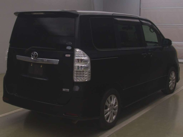TOYOTA NOAH 2010
