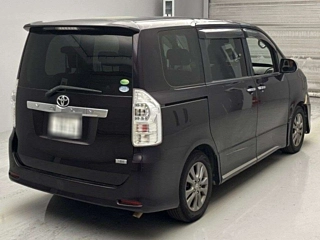 TOYOTA VOXY 2013