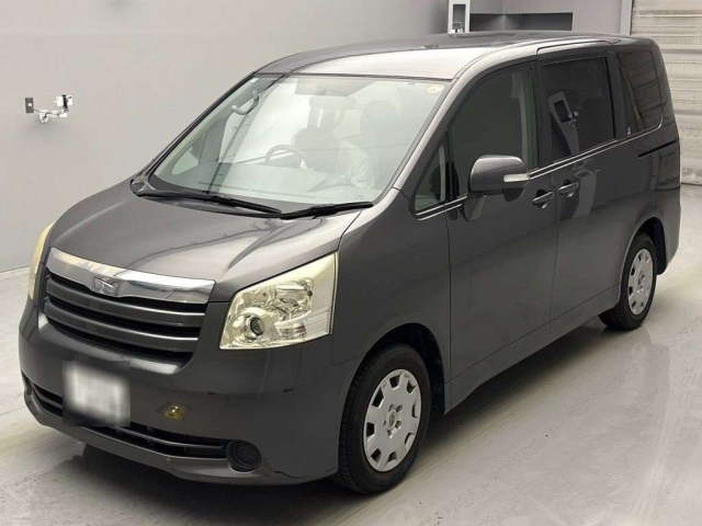 TOYOTA NOAH 2010