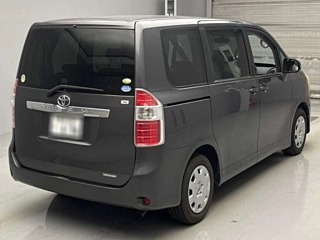 TOYOTA NOAH 2010