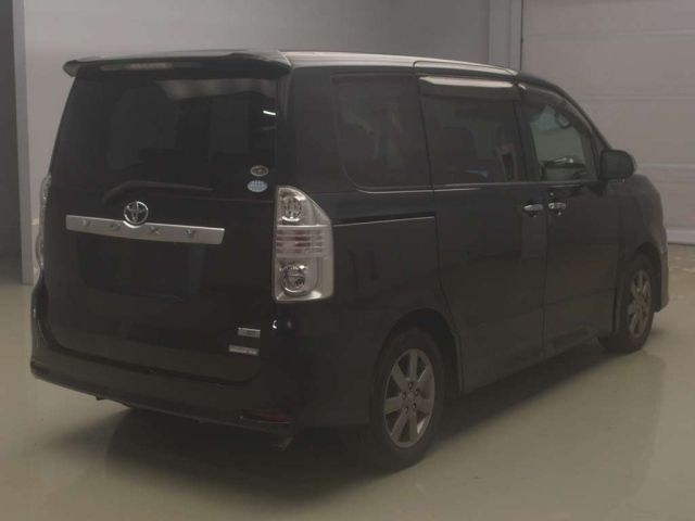 TOYOTA VOXY 2010