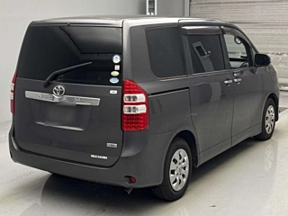 TOYOTA NOAH 2011