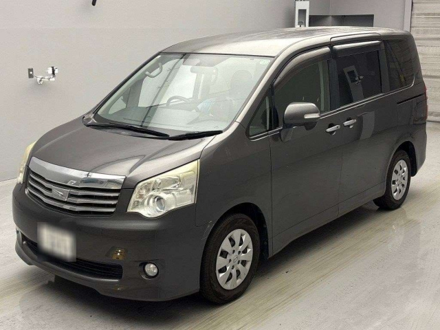 TOYOTA NOAH 2011