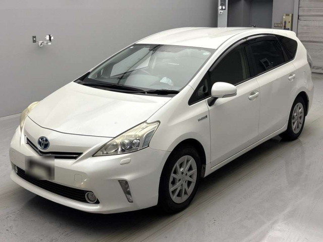 TOYOTA PRIUS ALPHA 2013