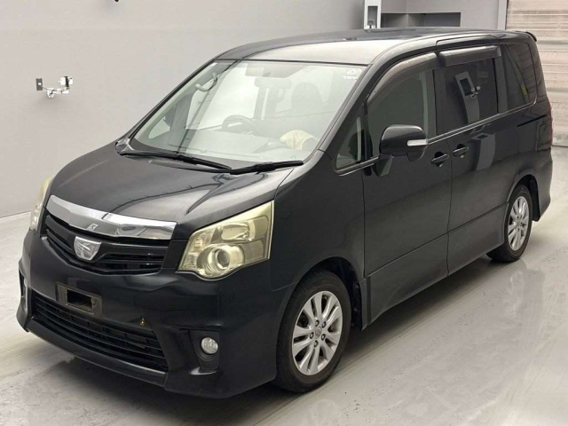 TOYOTA NOAH 2010